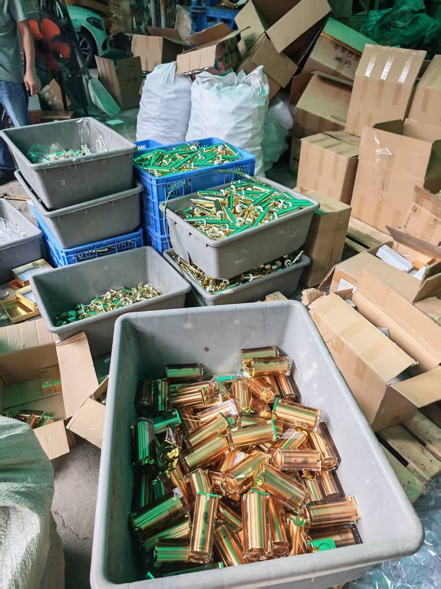 某食品企业召回食品分拣销毁